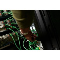 APC NetShelter Rack PDU Advanced, Contrôlé, 3PH, 22,1kW 400V 32A ou 17,3kW 415V 30A, 48 Prises, CEI309